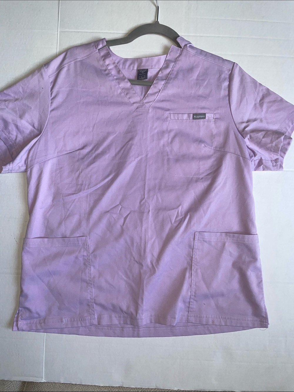 Men's V-Neck Scrub Top in Lavender - Unbranded